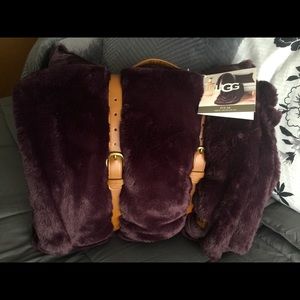 New UGG Polar Throw and Pillow Set